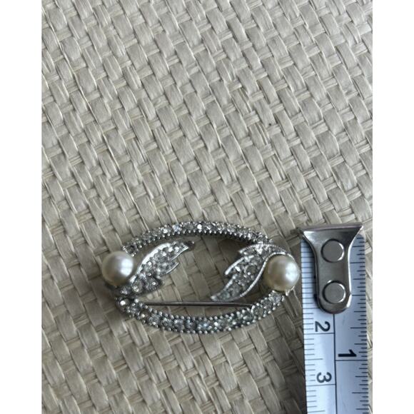 Vintage 1950s Oval Leaf Rhinestone Pin Brooch Cultured Pearls Silver Tone EUC - Picture 7 of 7